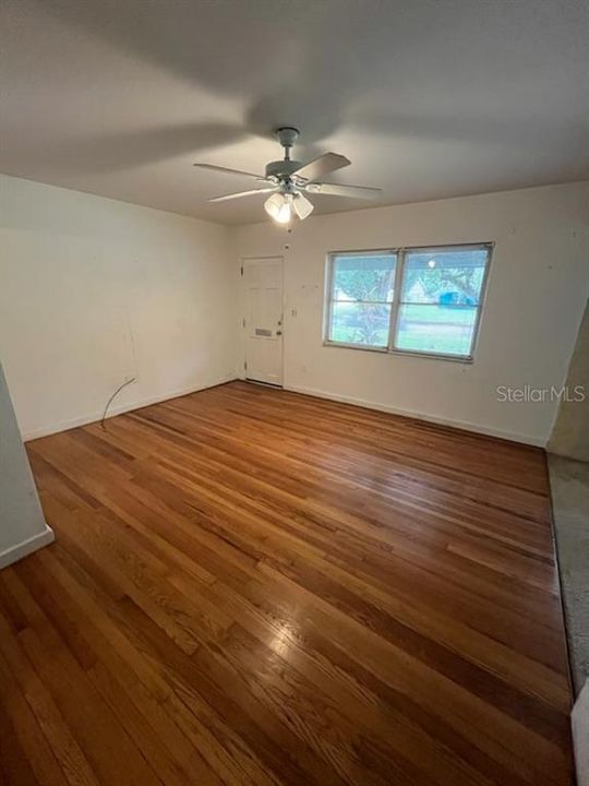 For Sale: $325,000 (2 beds, 1 baths, 877 Square Feet)