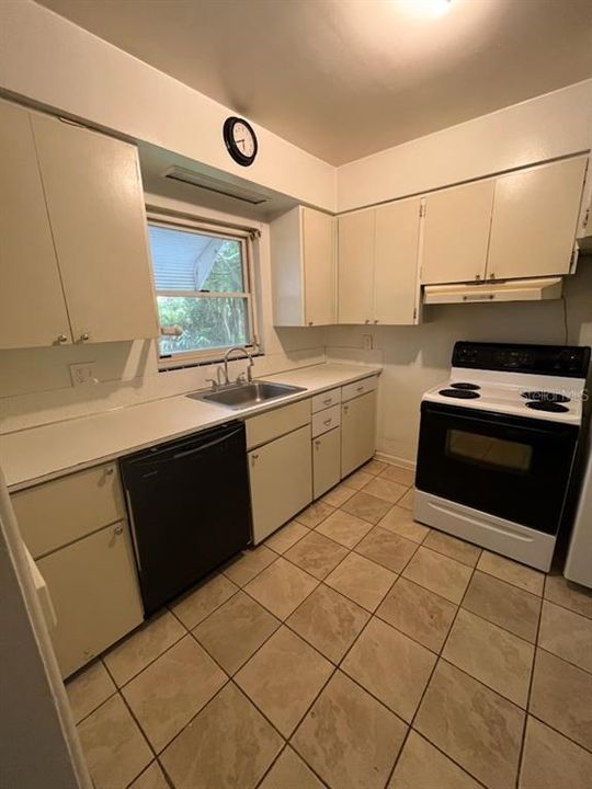 For Sale: $325,000 (2 beds, 1 baths, 877 Square Feet)