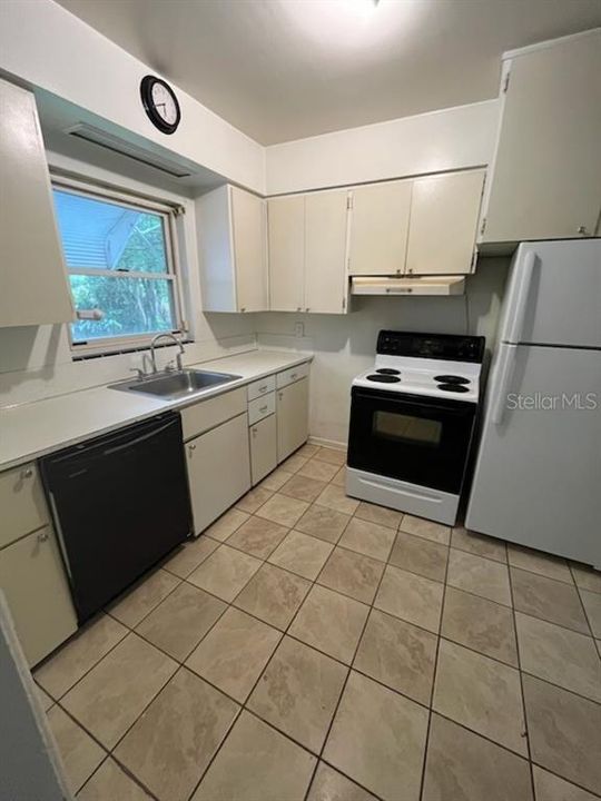 For Sale: $325,000 (2 beds, 1 baths, 877 Square Feet)