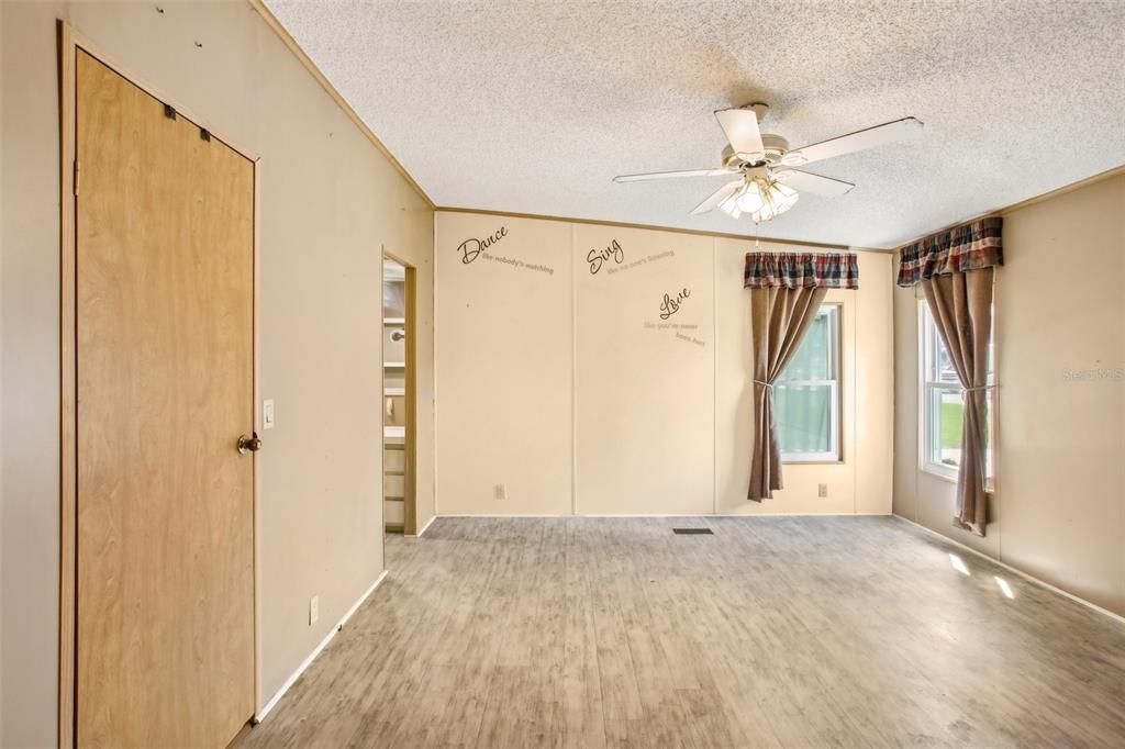 For Sale: $249,900 (3 beds, 2 baths, 1352 Square Feet)