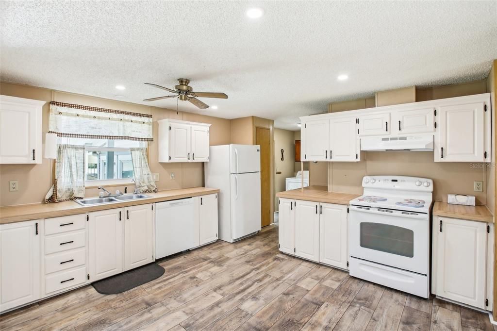 For Sale: $249,900 (3 beds, 2 baths, 1352 Square Feet)