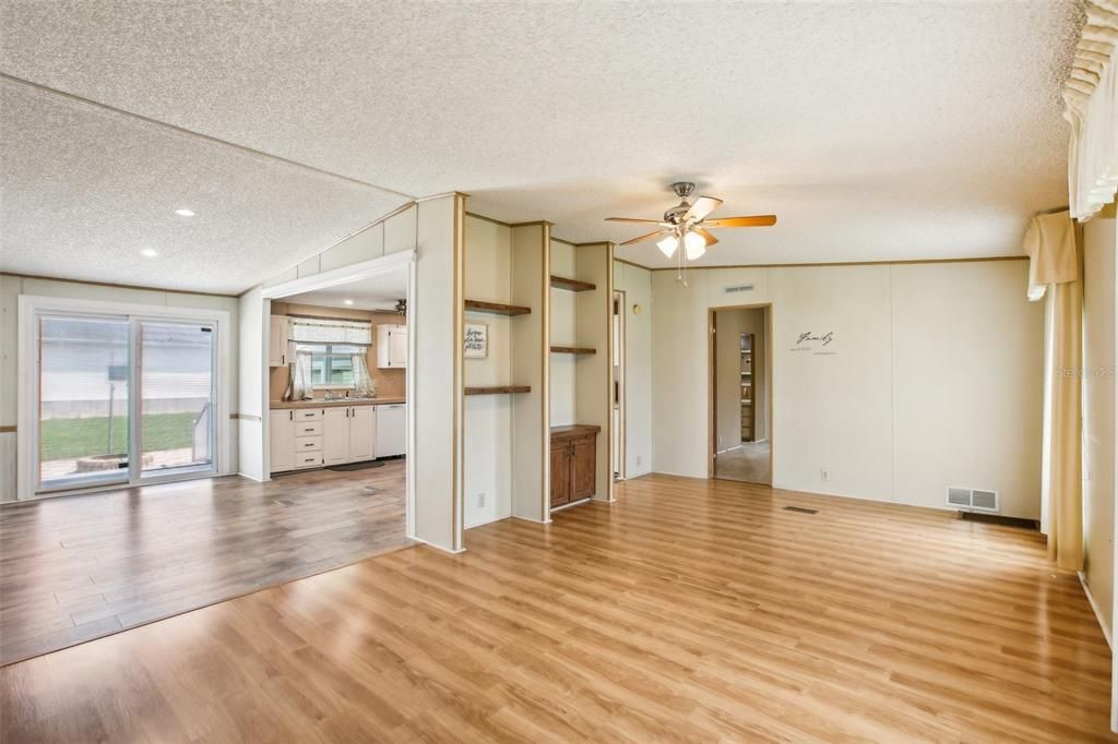 For Sale: $249,900 (3 beds, 2 baths, 1352 Square Feet)