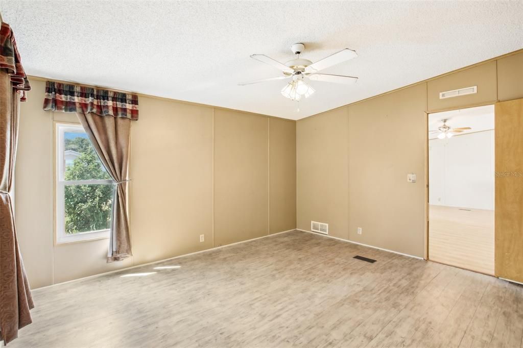 For Sale: $249,900 (3 beds, 2 baths, 1352 Square Feet)