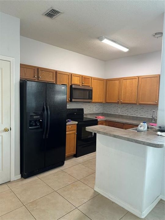 For Rent: $2,400 (3 beds, 2 baths, 1660 Square Feet)