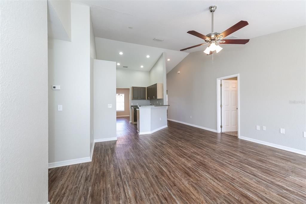 For Rent: $1,585 (3 beds, 2 baths, 1563 Square Feet)