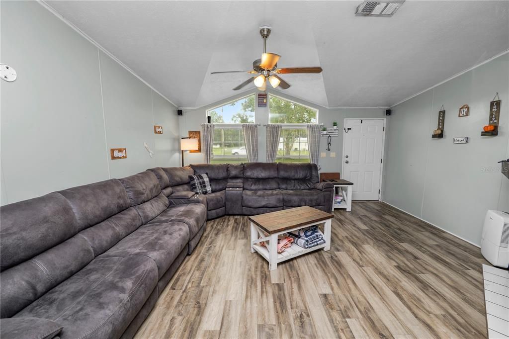 For Sale: $200,000 (3 beds, 2 baths, 1488 Square Feet)