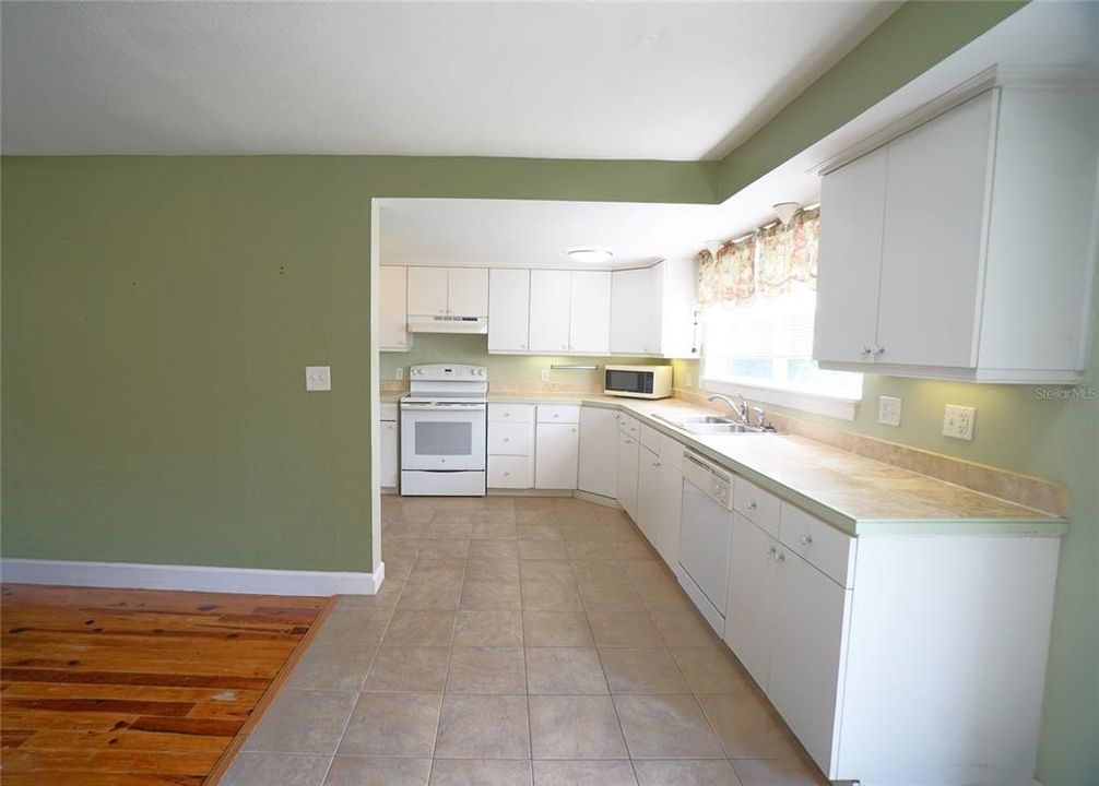 For Rent: $2,100 (3 beds, 2 baths, 1275 Square Feet)