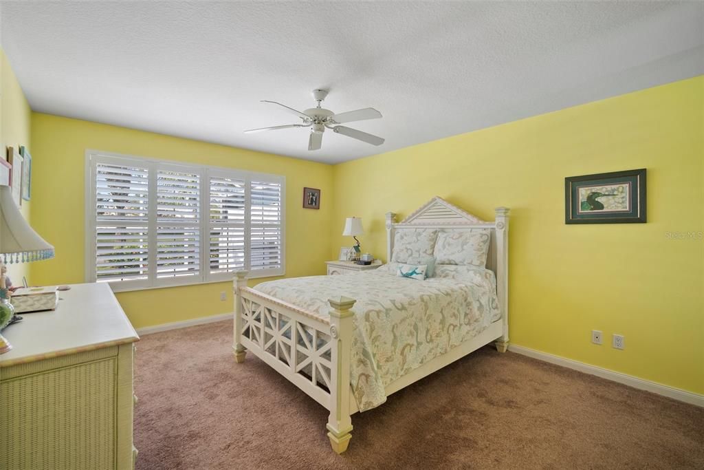 Primary bedroom w/ walk-in closet