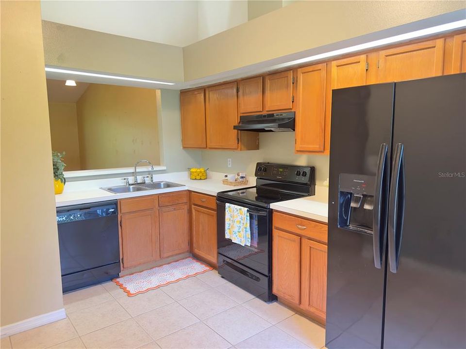 For Sale: $240,000 (2 beds, 2 baths, 1068 Square Feet)