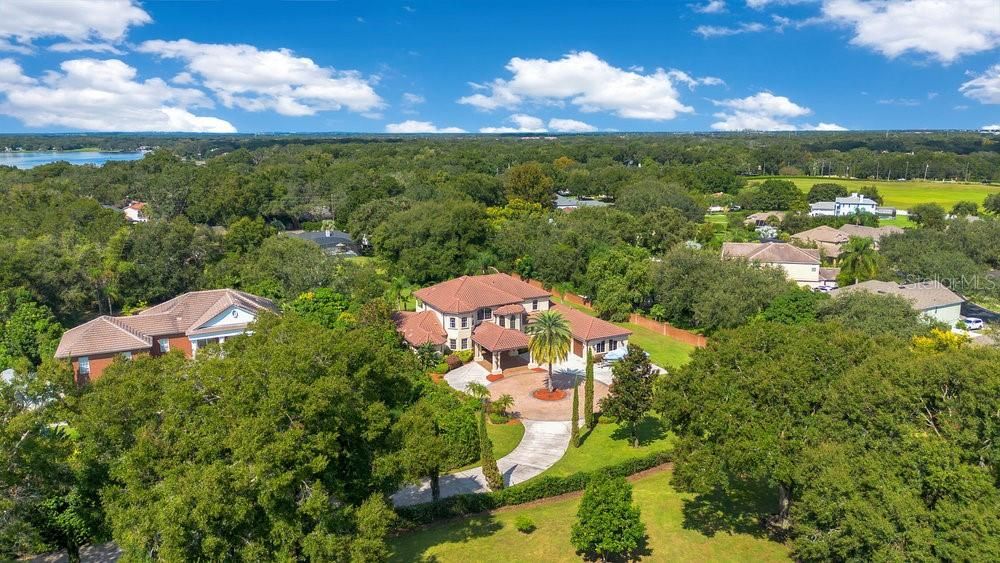 Majestic Estate with total privacy, yet close to shopping & restaurants