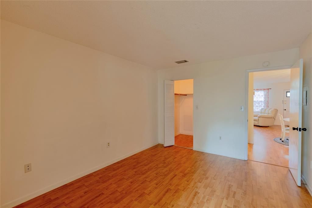 For Sale: $119,900 (1 beds, 1 baths, 745 Square Feet)