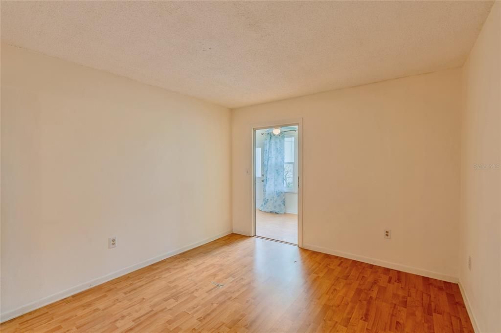 For Sale: $119,900 (1 beds, 1 baths, 745 Square Feet)