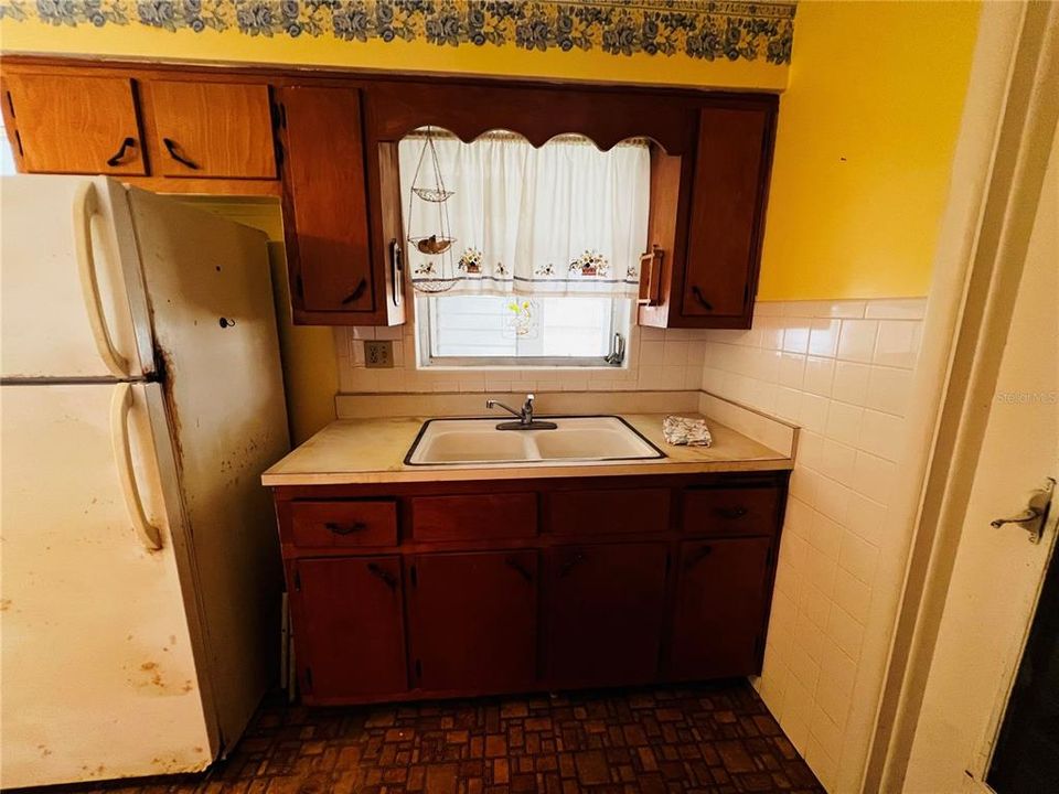 For Sale: $159,000 (2 beds, 1 baths, 994 Square Feet)