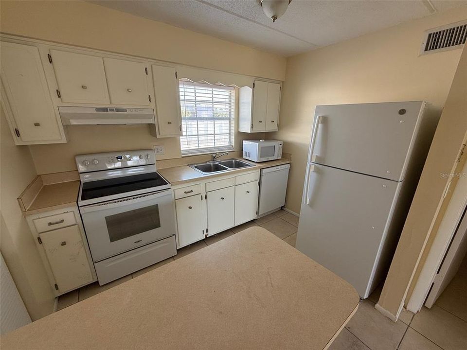 For Rent: $1,100 (1 beds, 1 baths, 624 Square Feet)