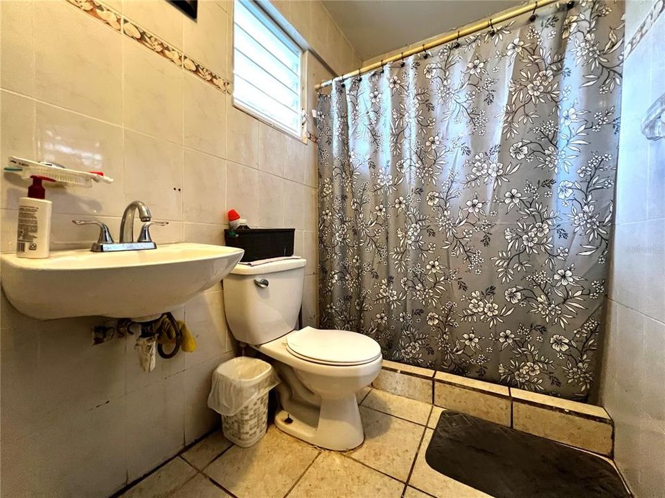 For Sale: $185,000 (5 beds, 2 baths, 1150 Square Feet)