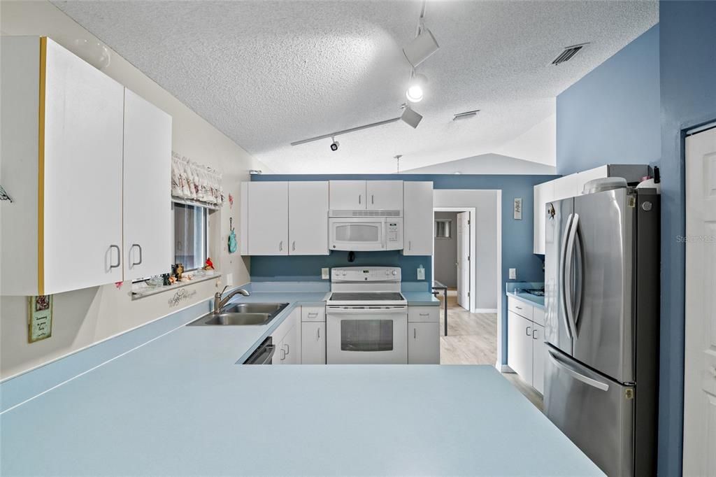 For Sale: $299,900 (3 beds, 2 baths, 1698 Square Feet)