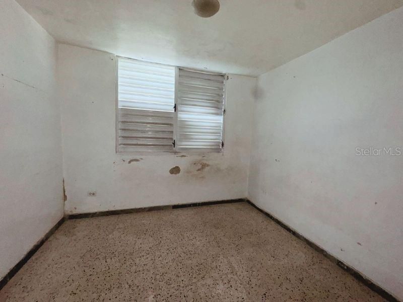 For Sale: $90,000 (4 beds, 2 baths, 1050 Square Feet)