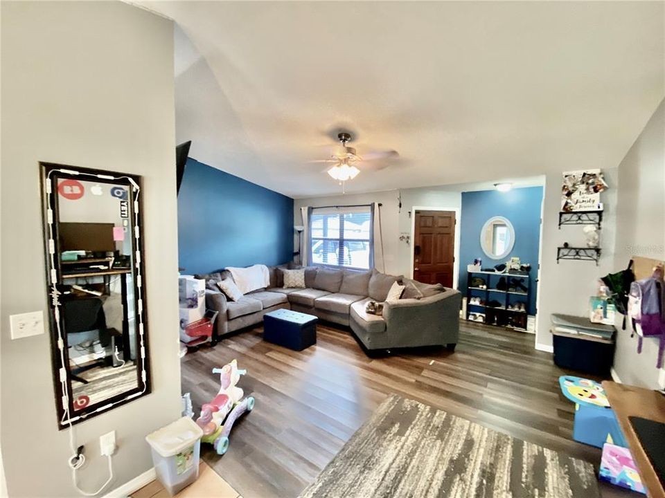 For Sale: $335,000 (2 beds, 1 baths, 856 Square Feet)