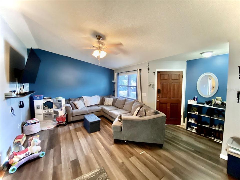 For Sale: $335,000 (2 beds, 1 baths, 856 Square Feet)