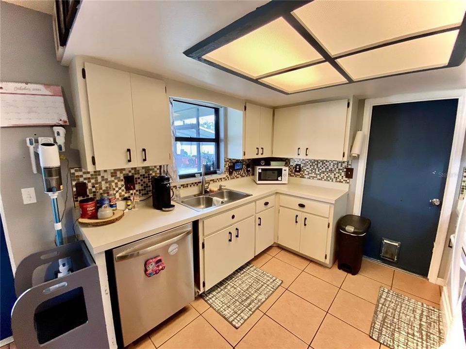 For Sale: $335,000 (2 beds, 1 baths, 856 Square Feet)