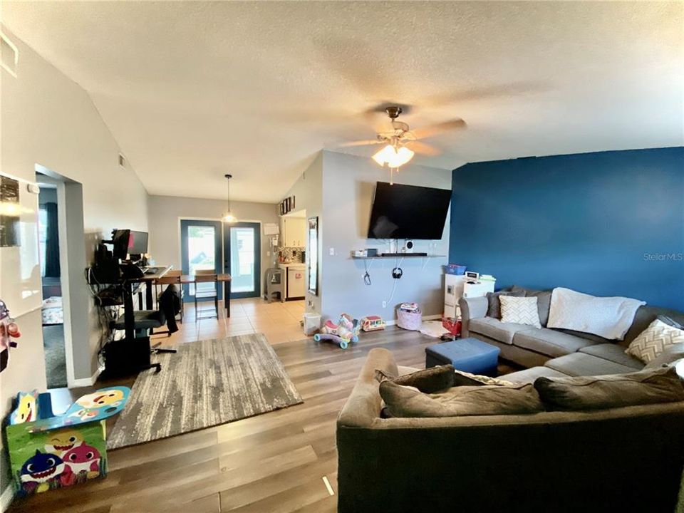 For Sale: $335,000 (2 beds, 1 baths, 856 Square Feet)