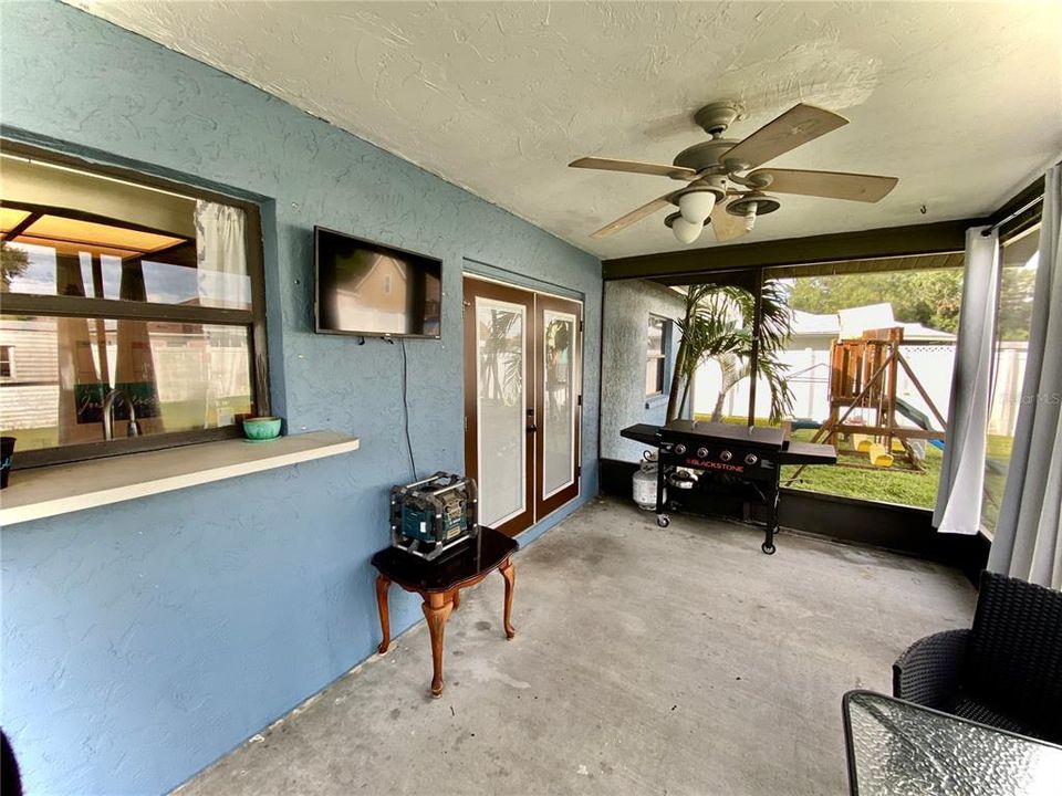 For Sale: $335,000 (2 beds, 1 baths, 856 Square Feet)