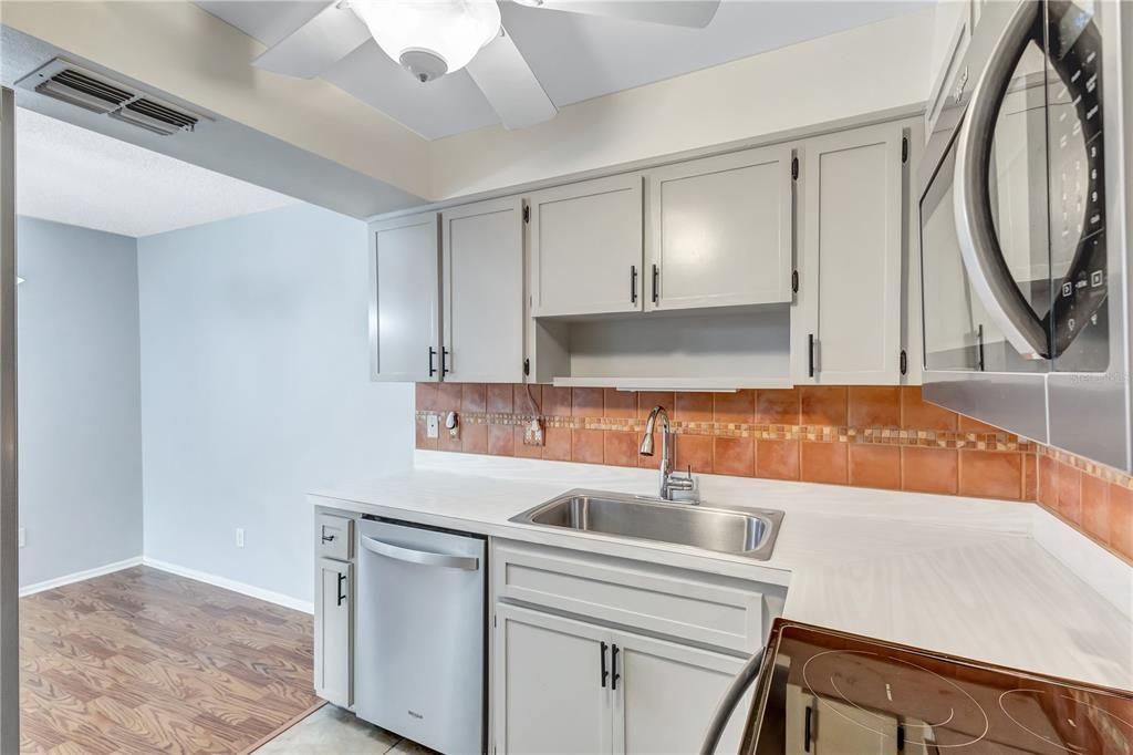 For Sale: $249,900 (2 beds, 2 baths, 918 Square Feet)