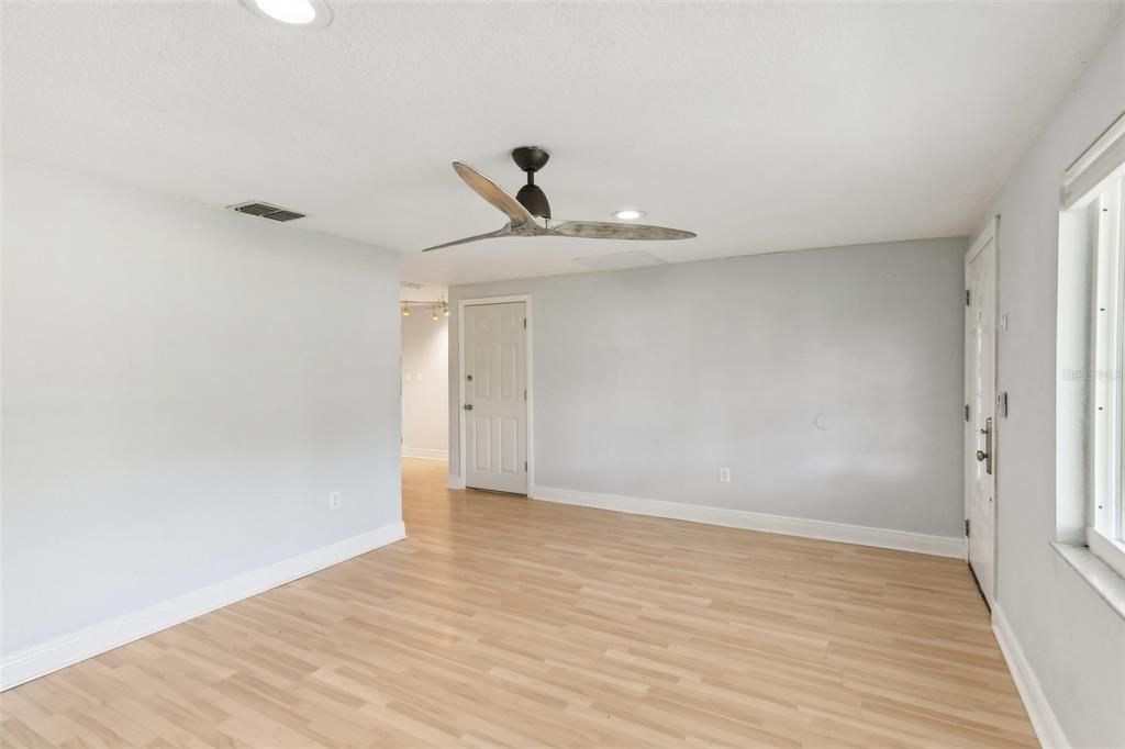 For Sale: $325,000 (3 beds, 1 baths, 953 Square Feet)