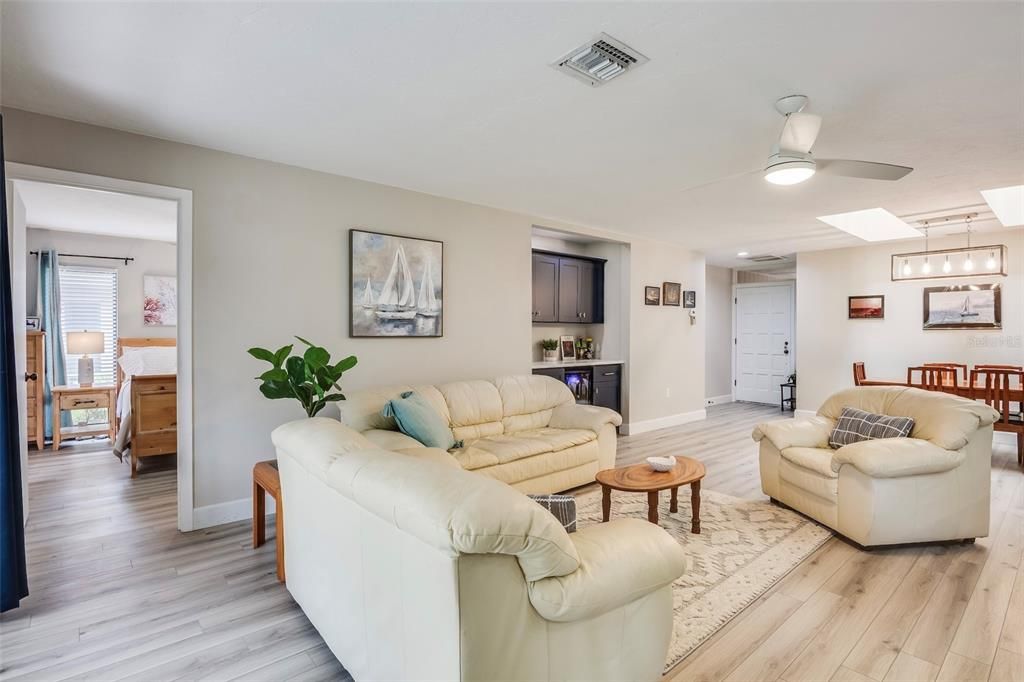 For Sale: $365,000 (2 beds, 2 baths, 1390 Square Feet)