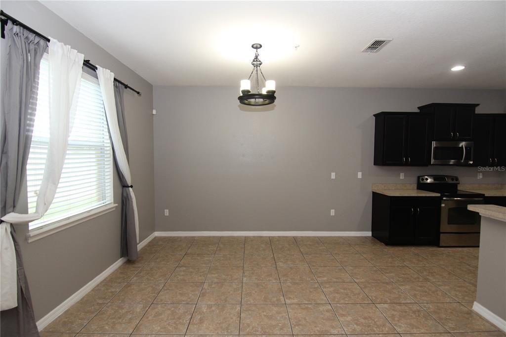 For Rent: $2,100 (3 beds, 2 baths, 1699 Square Feet)