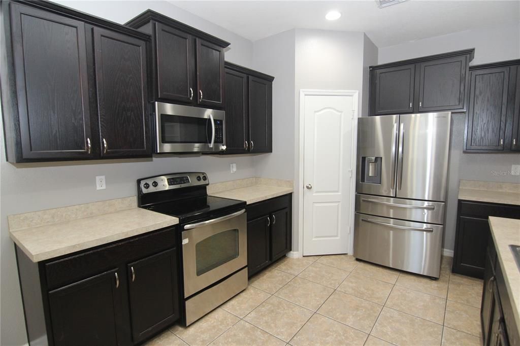 For Rent: $2,100 (3 beds, 2 baths, 1699 Square Feet)