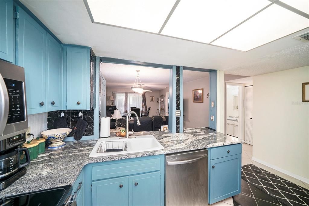 For Sale: $269,500 (2 beds, 2 baths, 1025 Square Feet)