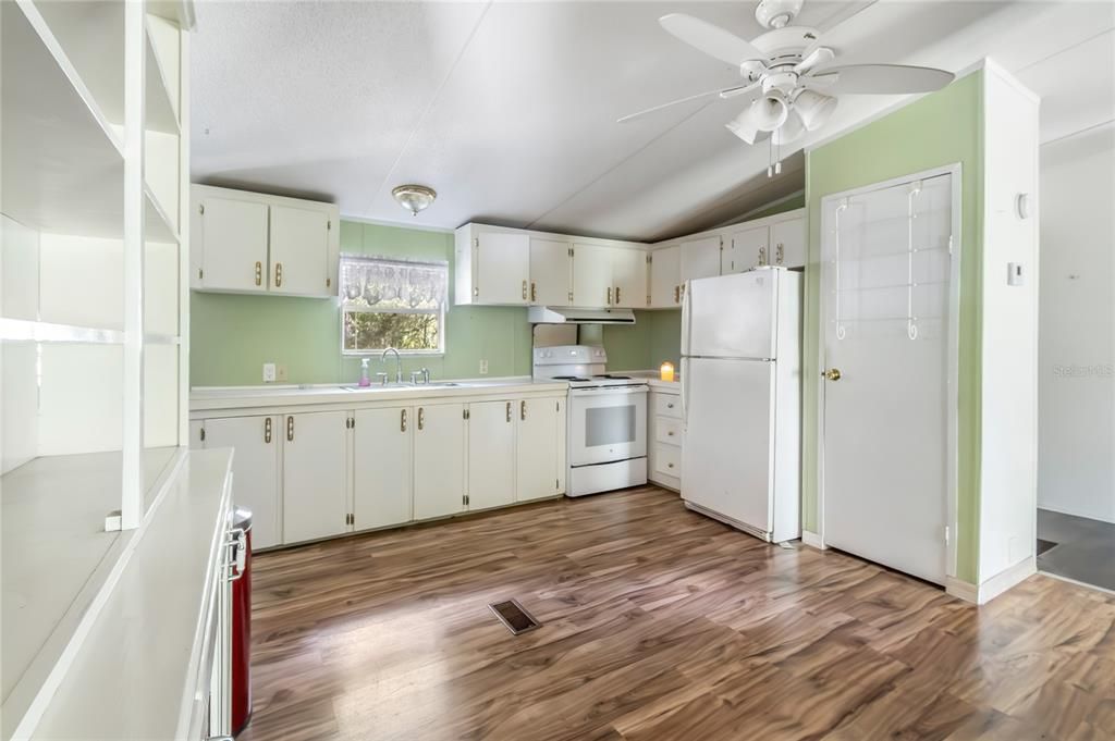 For Sale: $190,000 (3 beds, 2 baths, 960 Square Feet)