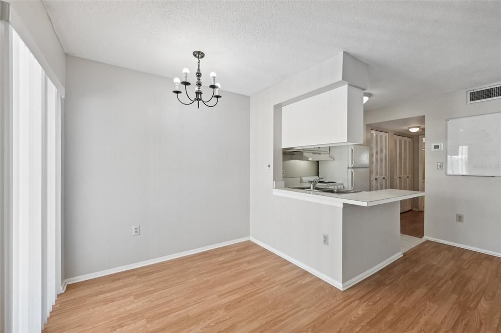 For Sale: $137,000 (1 beds, 1 baths, 561 Square Feet)