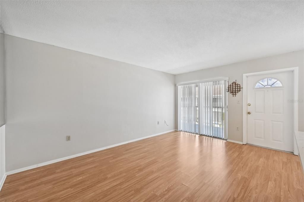 For Sale: $137,000 (1 beds, 1 baths, 561 Square Feet)