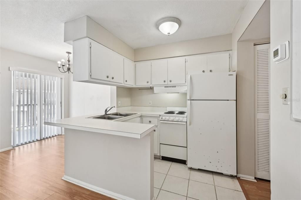 For Sale: $137,000 (1 beds, 1 baths, 561 Square Feet)