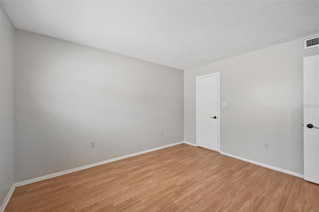 For Sale: $137,000 (1 beds, 1 baths, 561 Square Feet)