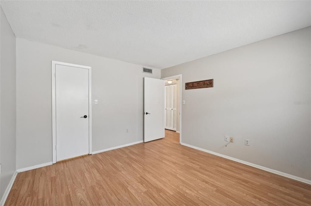 For Sale: $137,000 (1 beds, 1 baths, 561 Square Feet)