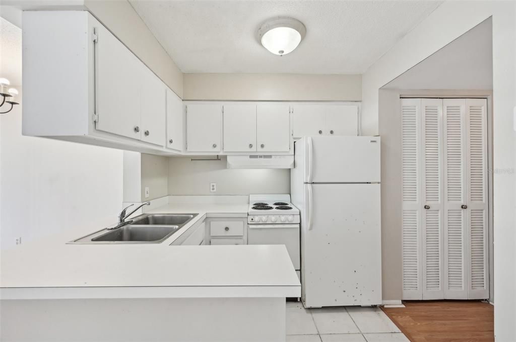 For Sale: $137,000 (1 beds, 1 baths, 561 Square Feet)