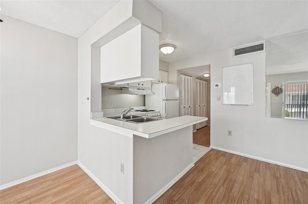 For Sale: $137,000 (1 beds, 1 baths, 561 Square Feet)