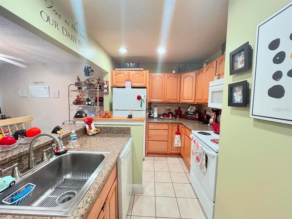 For Sale: $196,000 (2 beds, 2 baths, 897 Square Feet)