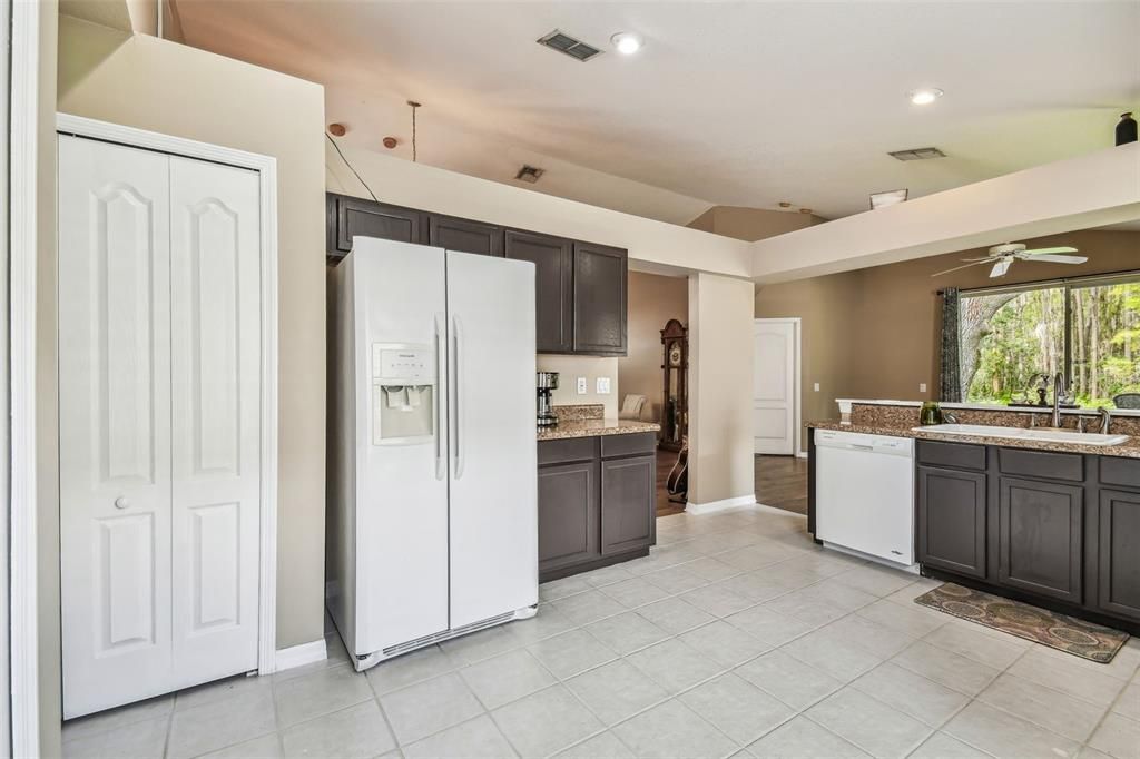 For Sale: $378,000 (3 beds, 2 baths, 1598 Square Feet)