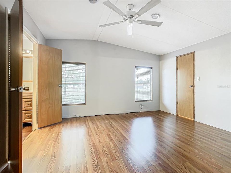 For Sale: $225,000 (3 beds, 2 baths, 1404 Square Feet)