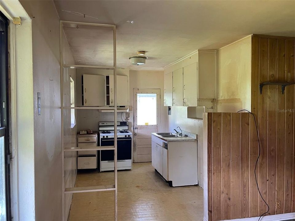 For Sale: $99,900 (1 beds, 1 baths, 625 Square Feet)