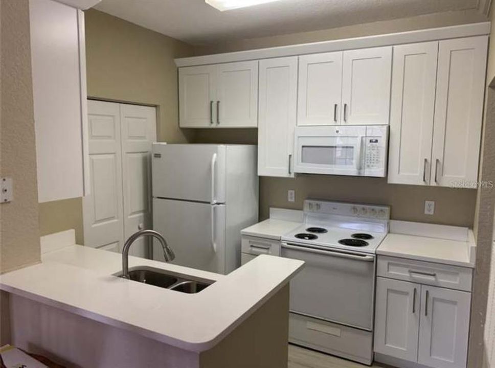 For Sale: $174,900 (1 beds, 1 baths, 674 Square Feet)