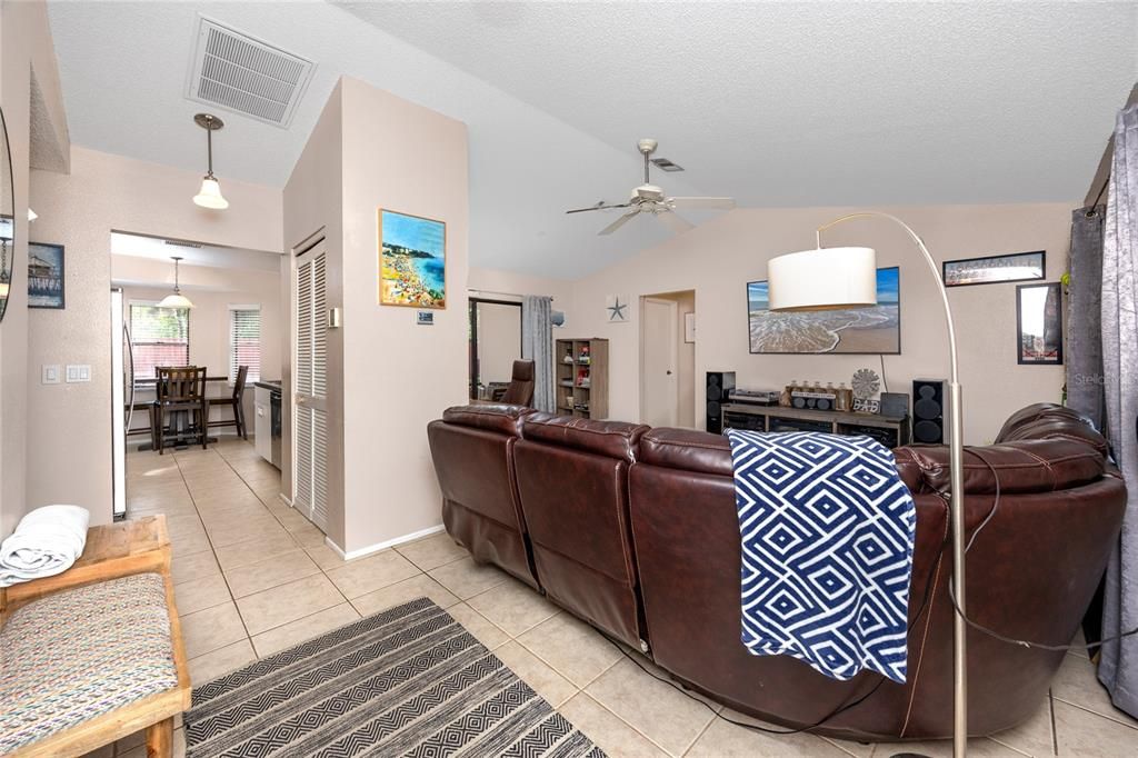 For Sale: $259,900 (2 beds, 2 baths, 1057 Square Feet)