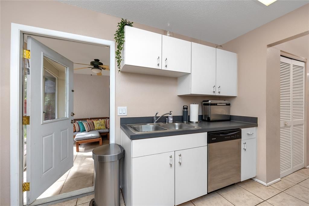 For Sale: $259,900 (2 beds, 2 baths, 1057 Square Feet)