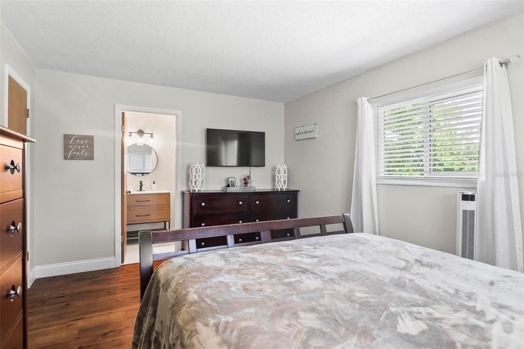 For Sale: $319,000 (2 beds, 2 baths, 1137 Square Feet)