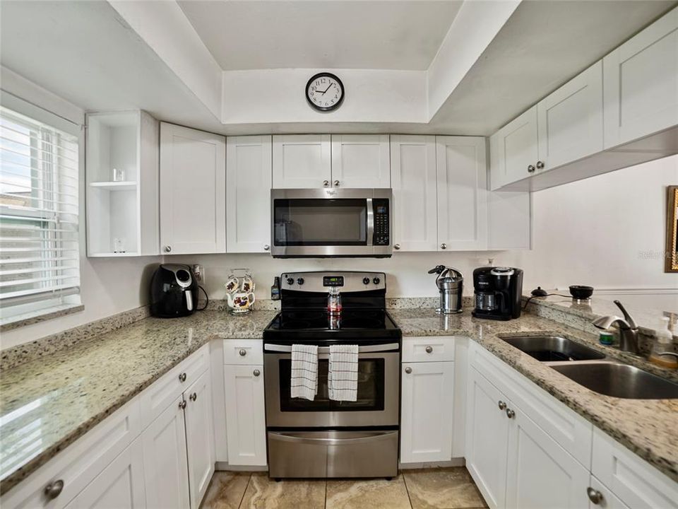 For Sale: $299,900 (2 beds, 2 baths, 1049 Square Feet)