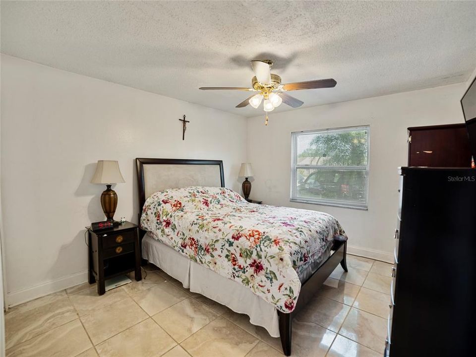 For Sale: $299,900 (2 beds, 2 baths, 1049 Square Feet)